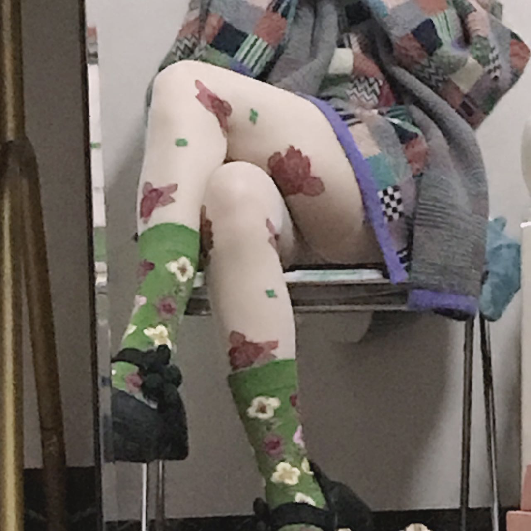 丝袜or光腿,哪种才是女性力绝杀?