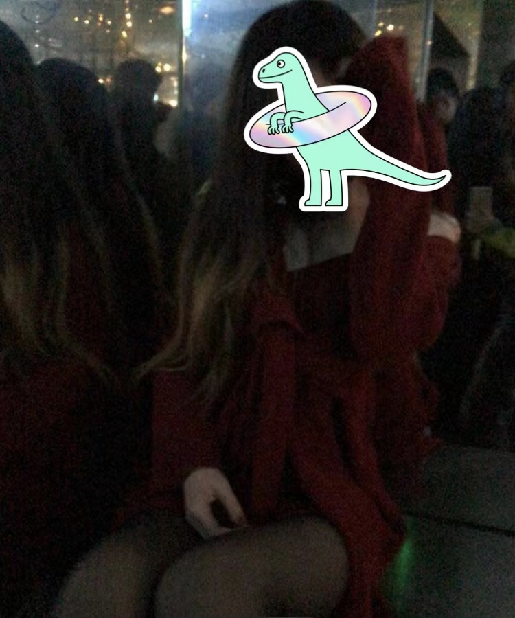 丝袜or光腿,哪种才是女性力绝杀?