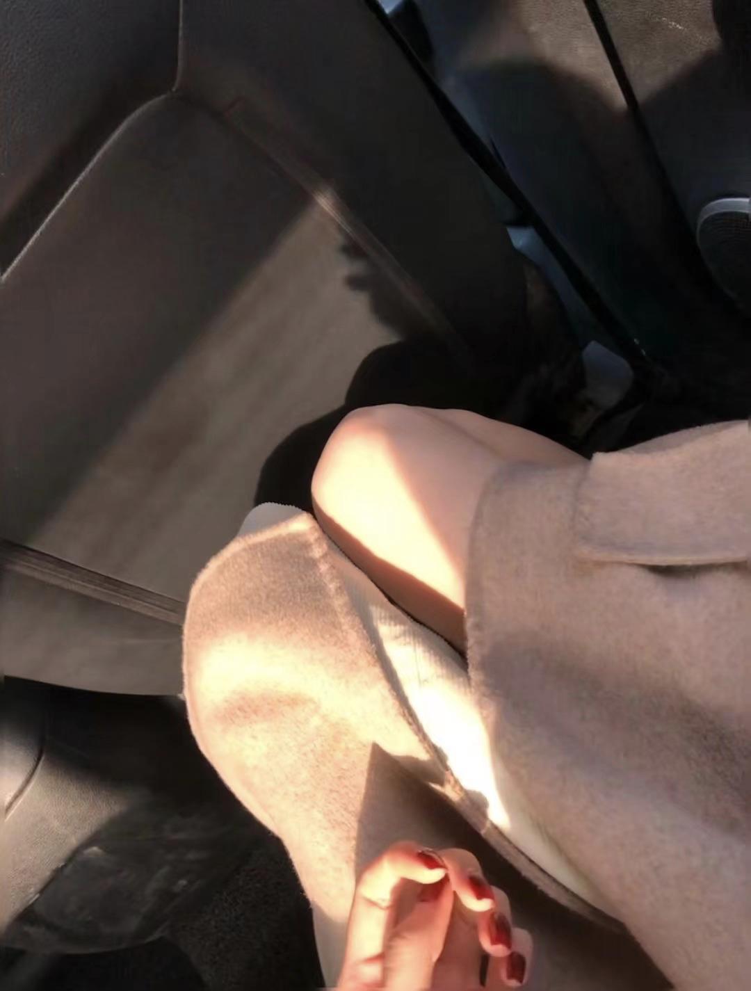 丝袜or光腿,哪种才是女性力绝杀?