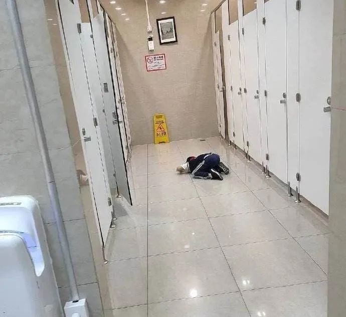 男女一起上厕所到底香不香？｜ 无性别厕所大揭秘