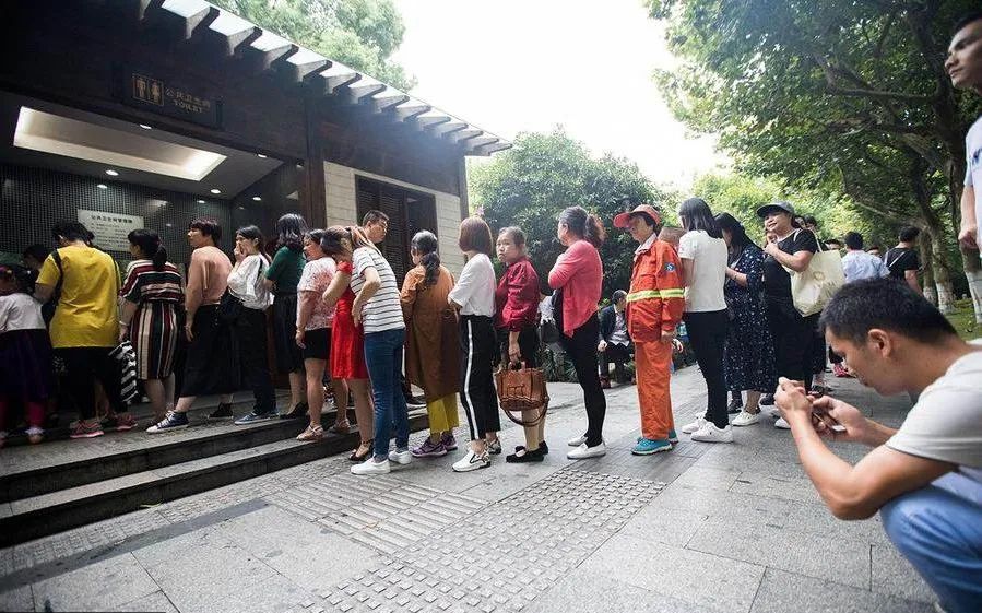 男女一起上厕所到底香不香？｜ 无性别厕所大揭秘